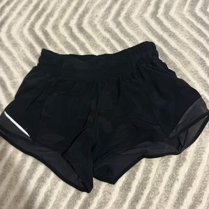 Lululemon 2.5 Hotty Hot shorts in Black Camo